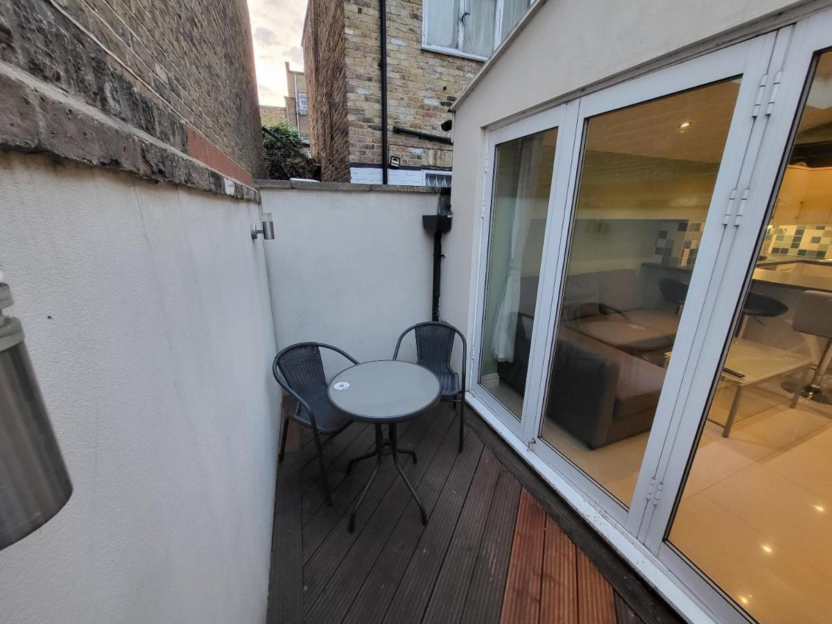Large 4 Bedroom House In Londres