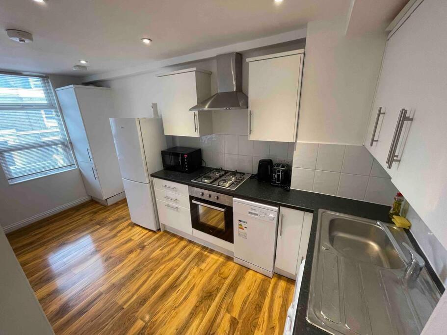 Comfortable 1 Bedroom And Double Sofa Bed Flat Apartment *