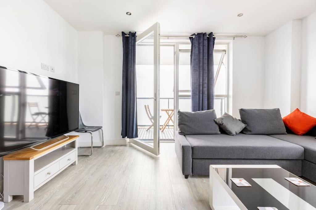 Stylish & Comfortable Top-floor Flat In Harrow * London