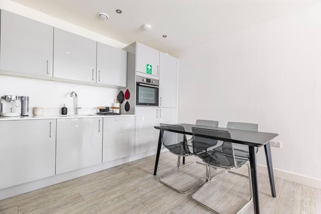 Stylish & Comfortable Top-floor Flat In Harrow London