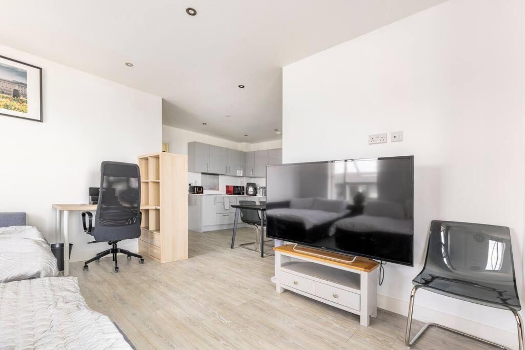Stylish & Comfortable Top-floor Flat In Harrow * London