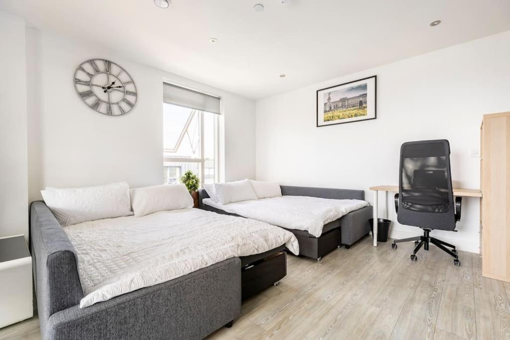 Stylish & Comfortable Top-floor Flat In Harrow Apartment