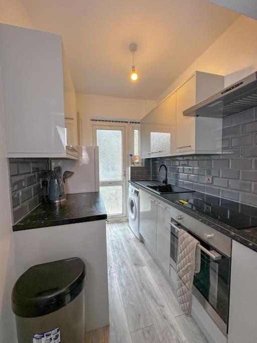 Comfortable In 3 Bed House Appartement *