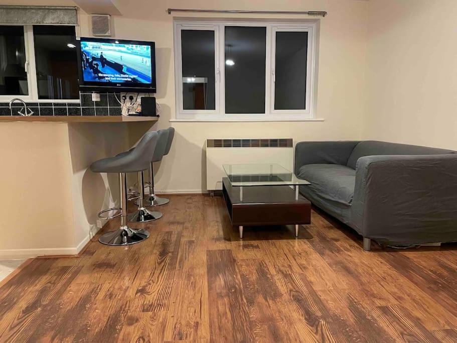 Self Contained 1 Bed Flat Next To Transport For Canary Wharf And Excel, O2 With Free Parking * Londen