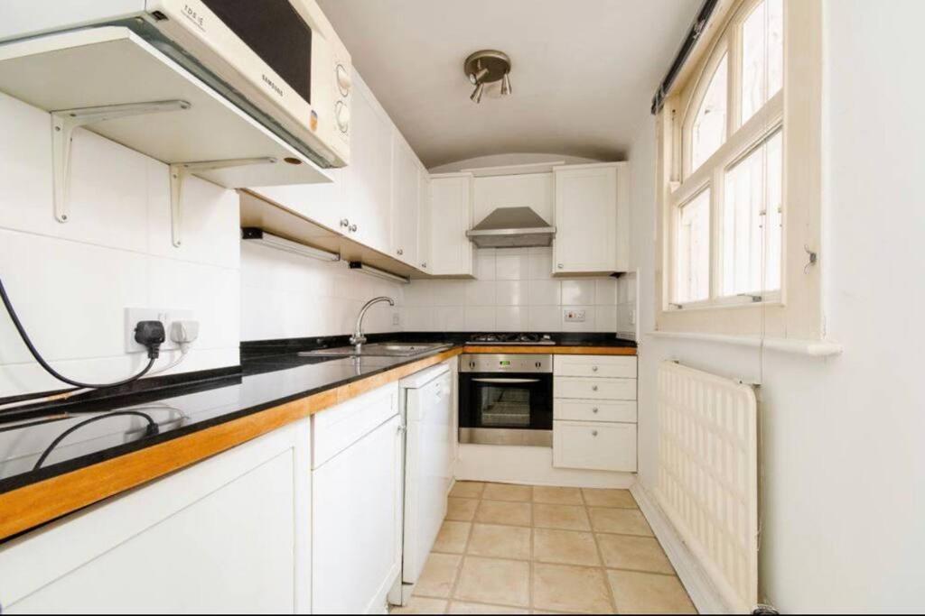 2 Bedroom Flat In Diplomatic Enclave In Kensington Apartment London