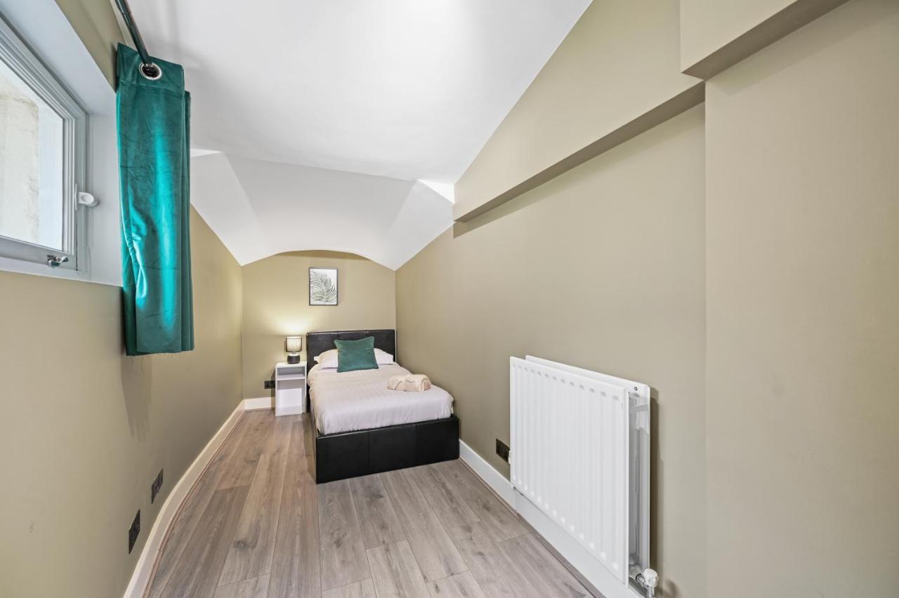 Stunning 3 Bed 2 Bathroom Basement Flat In Earls Court, Appartement Londres