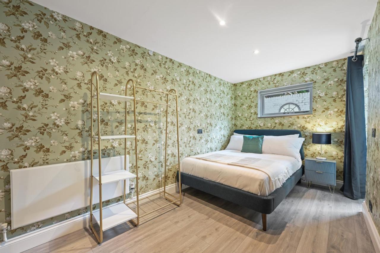 Stunning 3 Bed 2 Bathroom Basement Flat In Earls Court, Appartement *