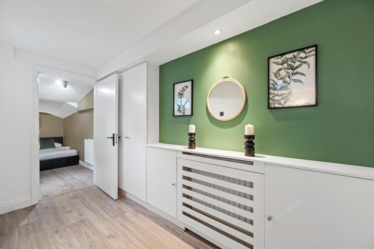 Stunning 3 Bed 2 Bathroom Basement Flat In Earls Court,