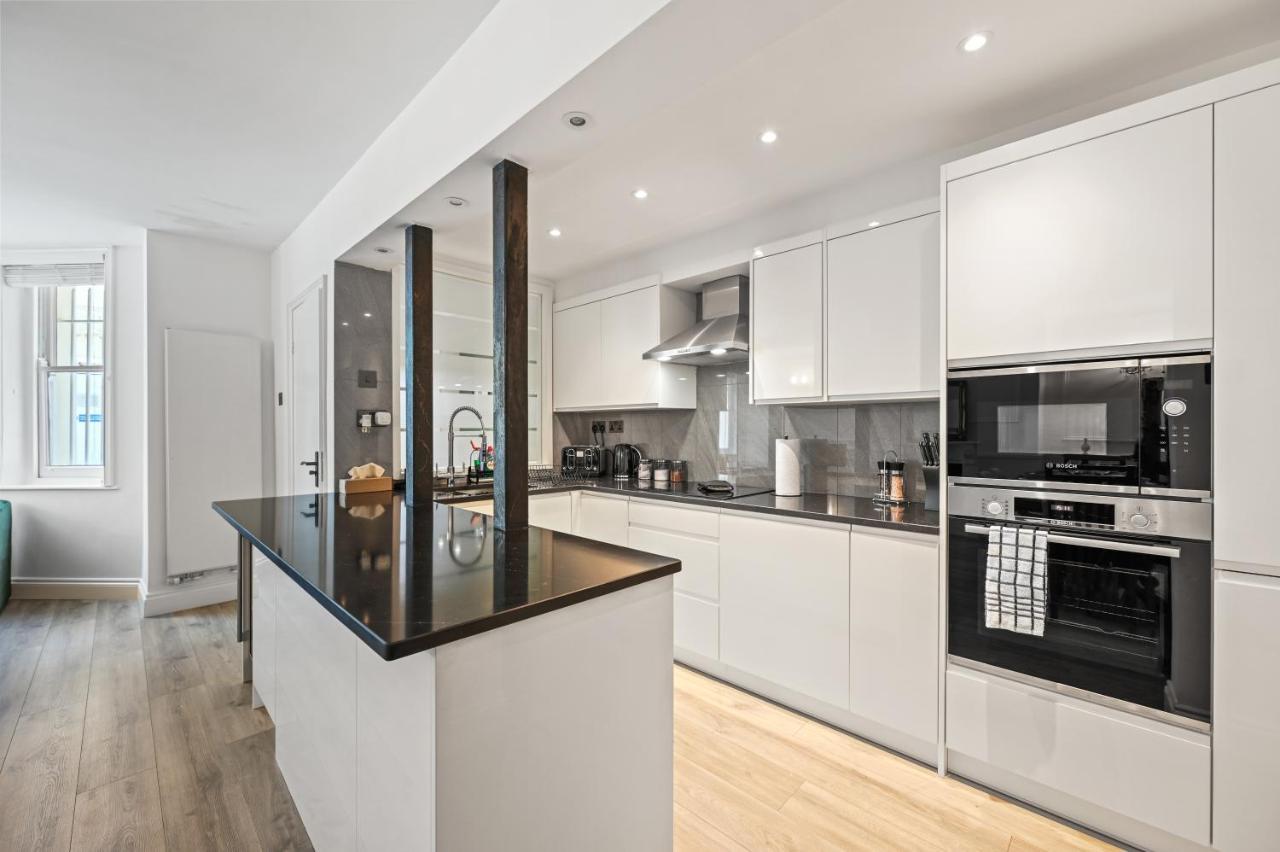 Stunning 3 Bed 2 Bathroom Basement Flat In Earls Court, Londres