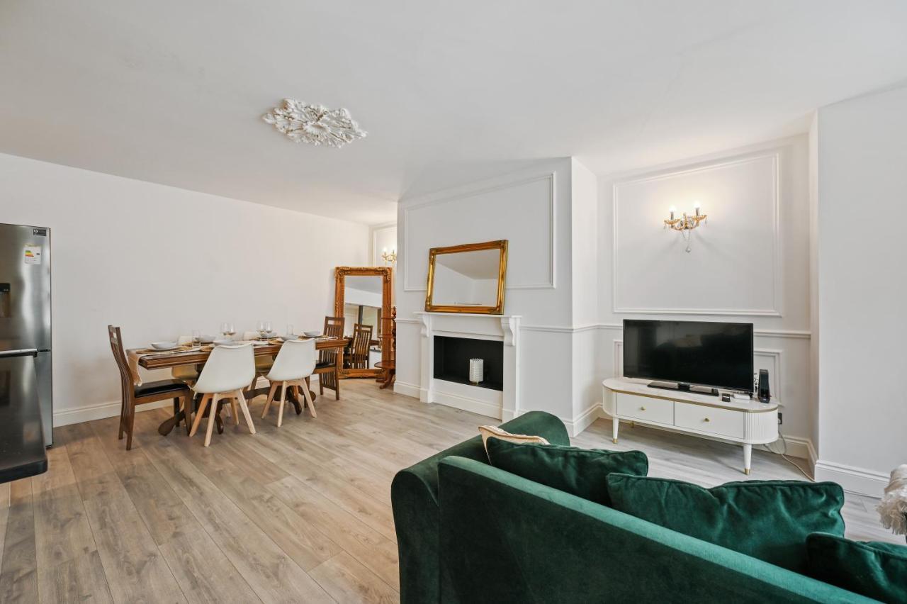 Stunning 3 Bed 2 Bathroom Basement Flat In Earls Court, *