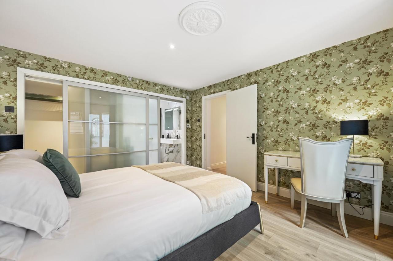 Stunning 3 Bed 2 Bathroom Basement Flat In Earls Court, Londres