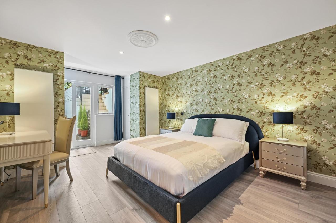 Stunning 3 Bed 2 Bathroom Basement Flat In Earls Court,