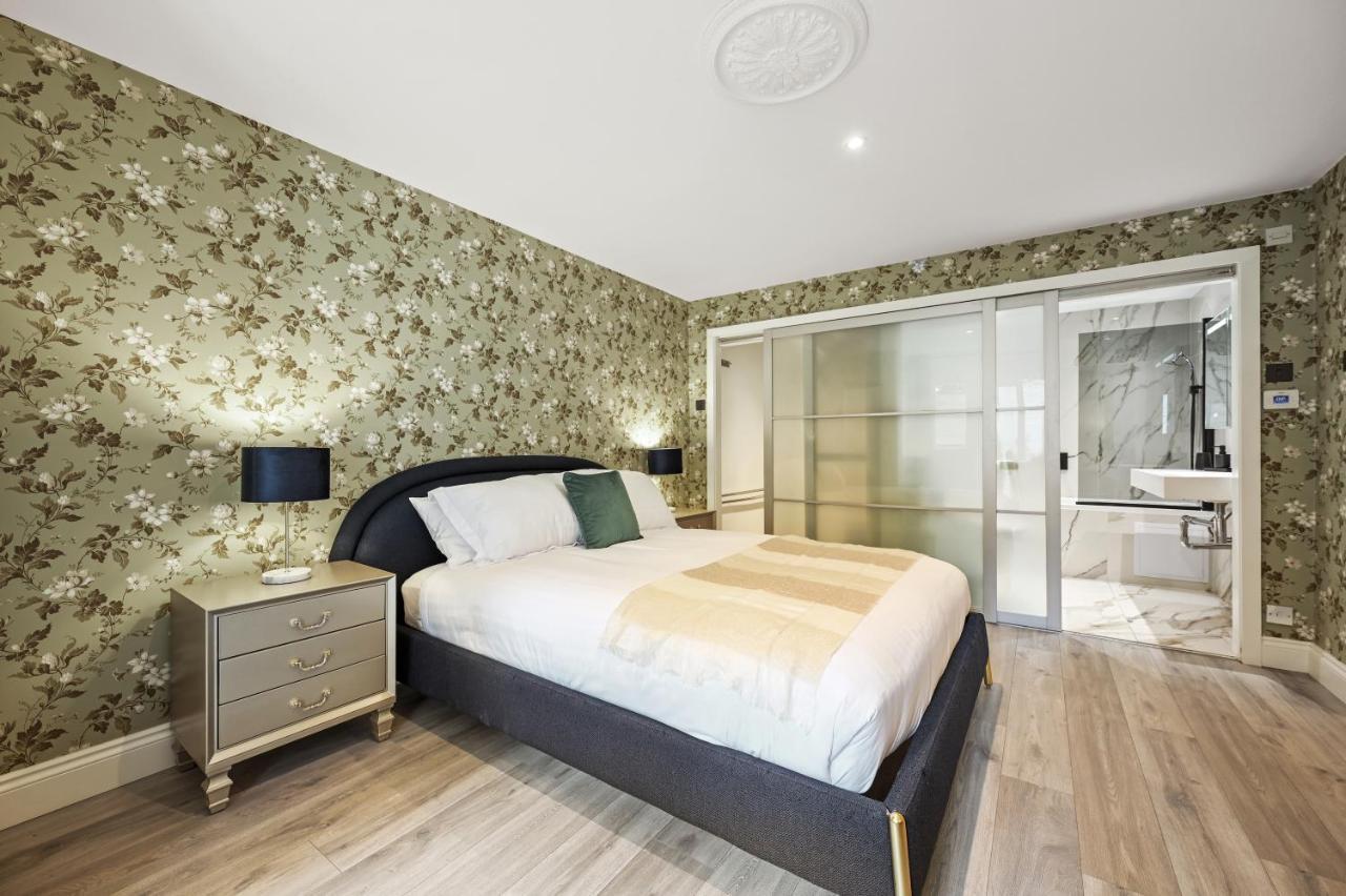 Stunning 3 Bed 2 Bathroom Basement Flat In Earls Court, *
