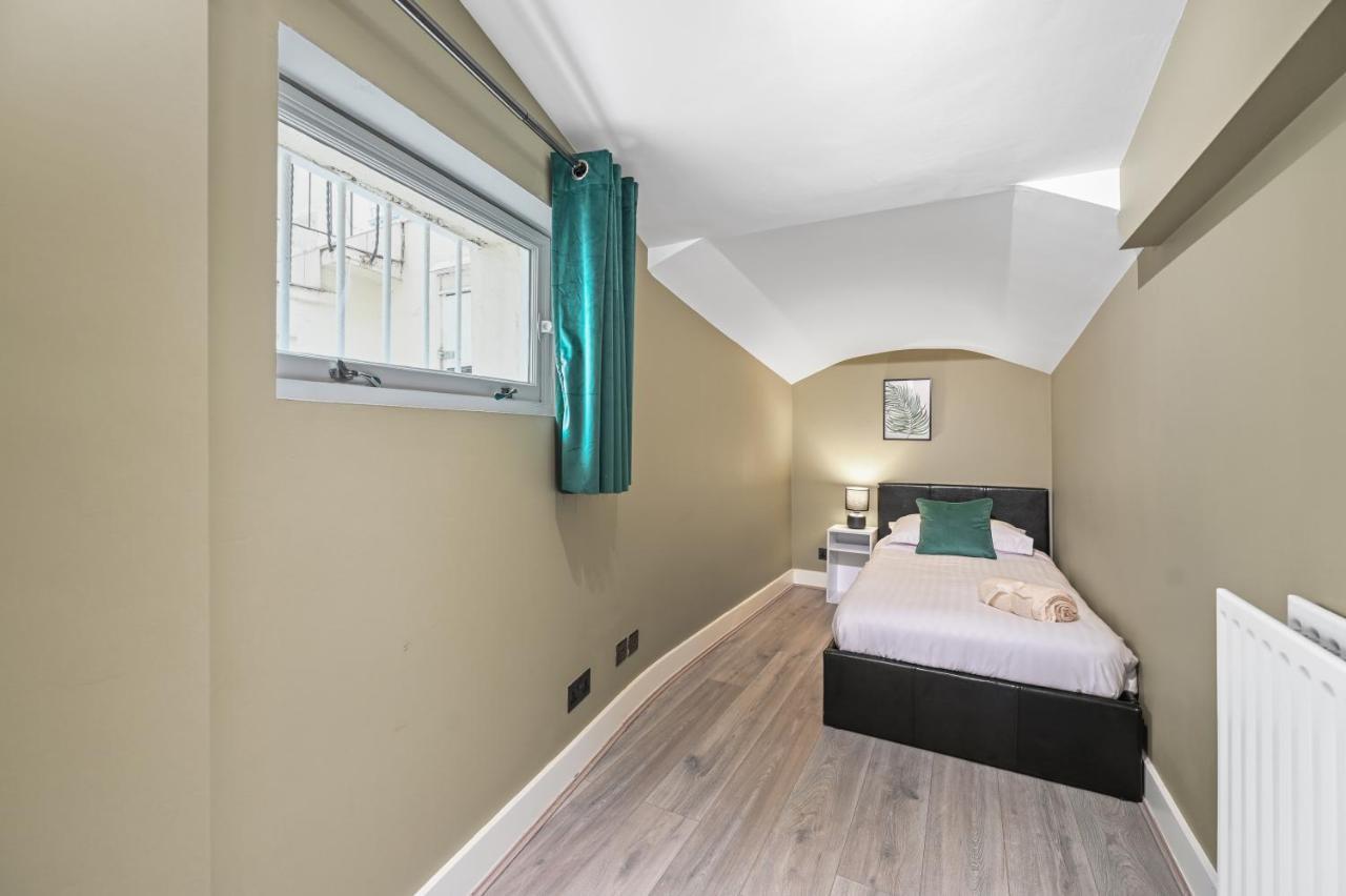 Stunning 3 Bed 2 Bathroom Basement Flat In Earls Court,