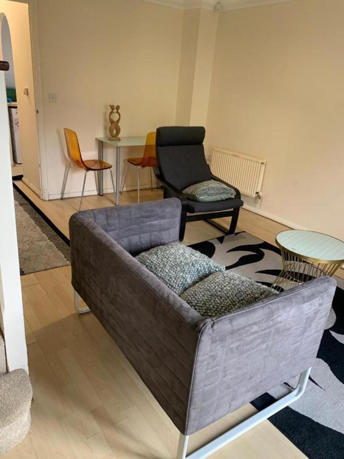 Charming 2-bed House In Londres