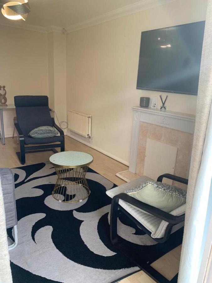 Charming 2-bed House In Casa de férias Londres