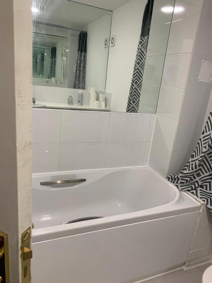 Charming 2-bed House In * Londres
