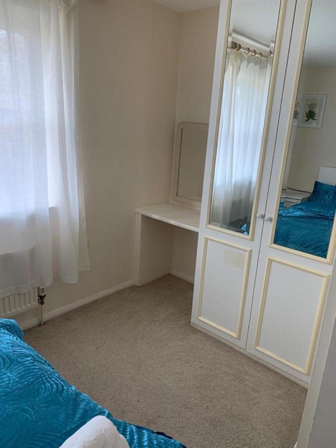 Charming 2-bed House In Londres