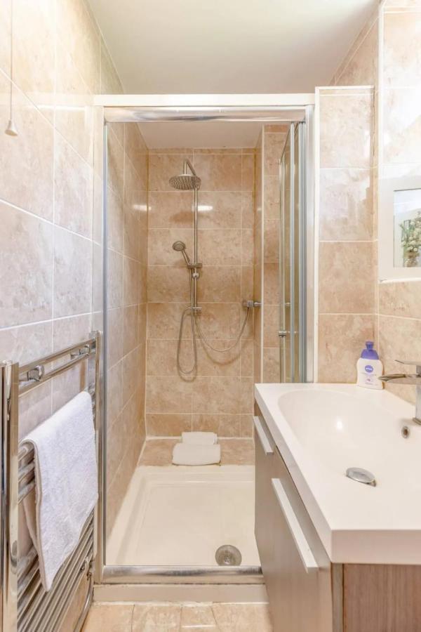 Bright 2 Bedroom House In Kennington Casa de Férias *