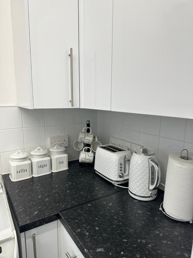 8 Thomas House - Beautiful Spacious Modern Apartment *