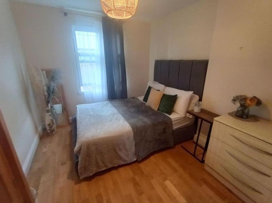 1- Bedroom Flat In London, Sleeps 4, Good Transport Link Appartement