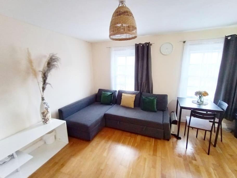 1- Bedroom Flat In London, Sleeps 4, Good Transport Link