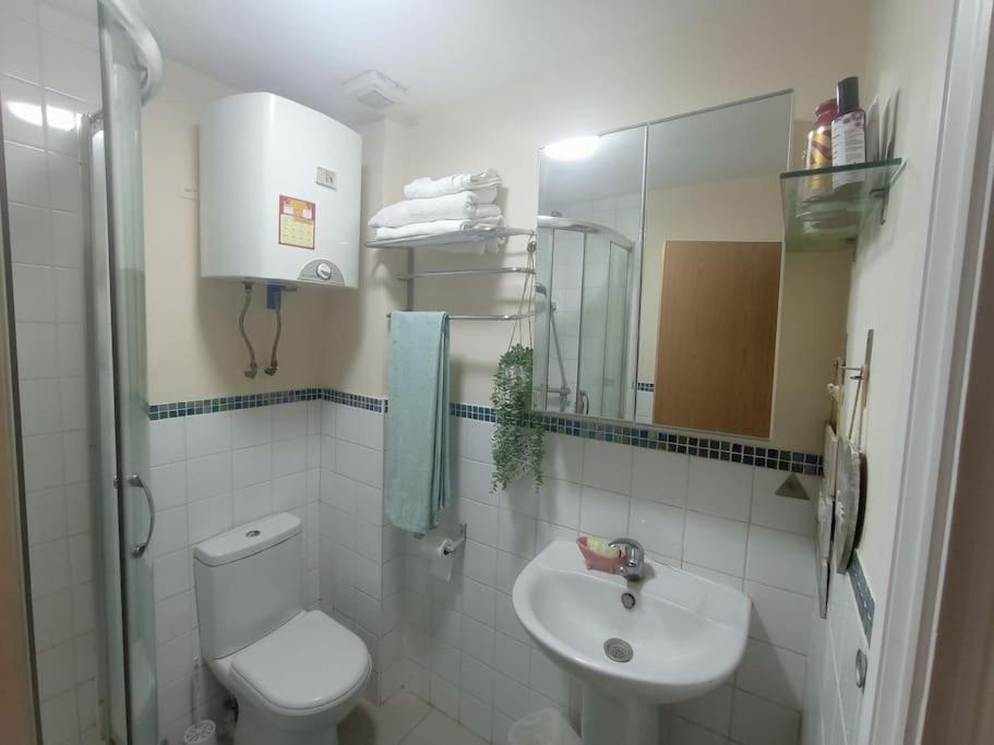 1- Bedroom Flat In London, Sleeps 4, Good Transport Link Londres