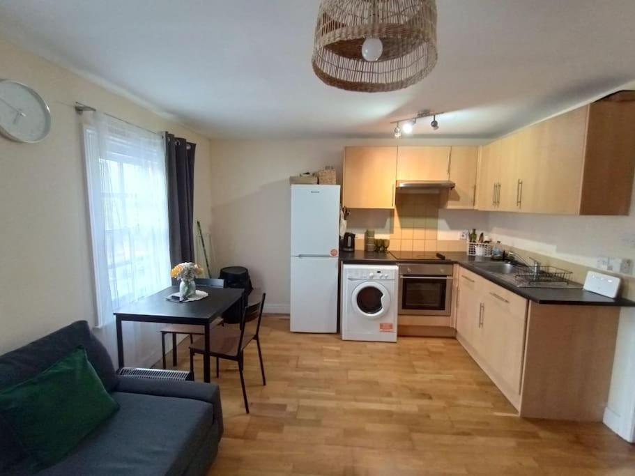 1- Bedroom Flat In London, Sleeps 4, Good Transport Link