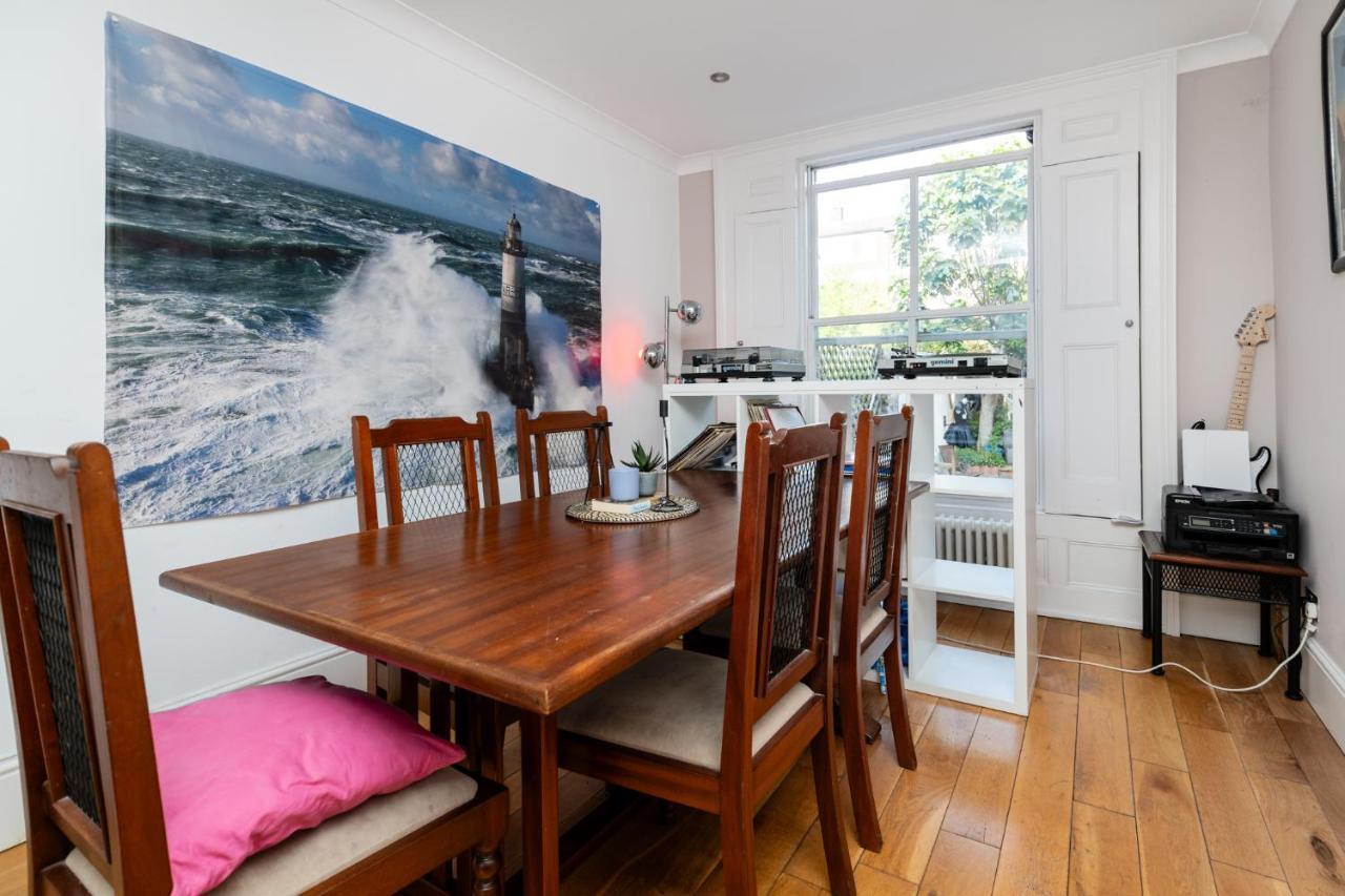 Double W/projector & Garden Hot Tub Londen