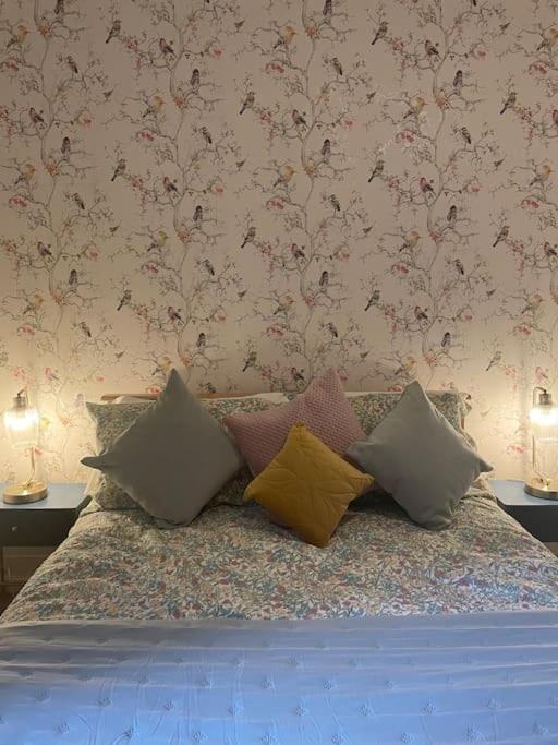 West Stunning Garden Flat - Period Features *