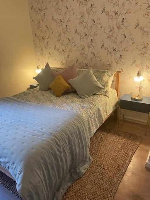 West Stunning Garden Flat - Period Features *
