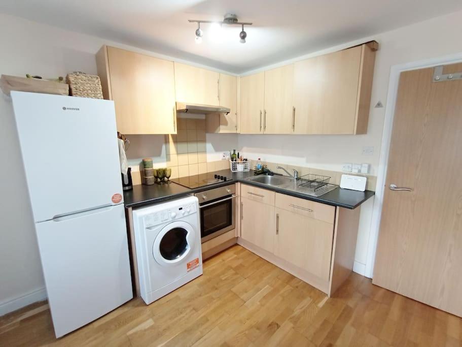 1- Bedroom Flat In London, Sleeps 4, Good Transport Link * Londres