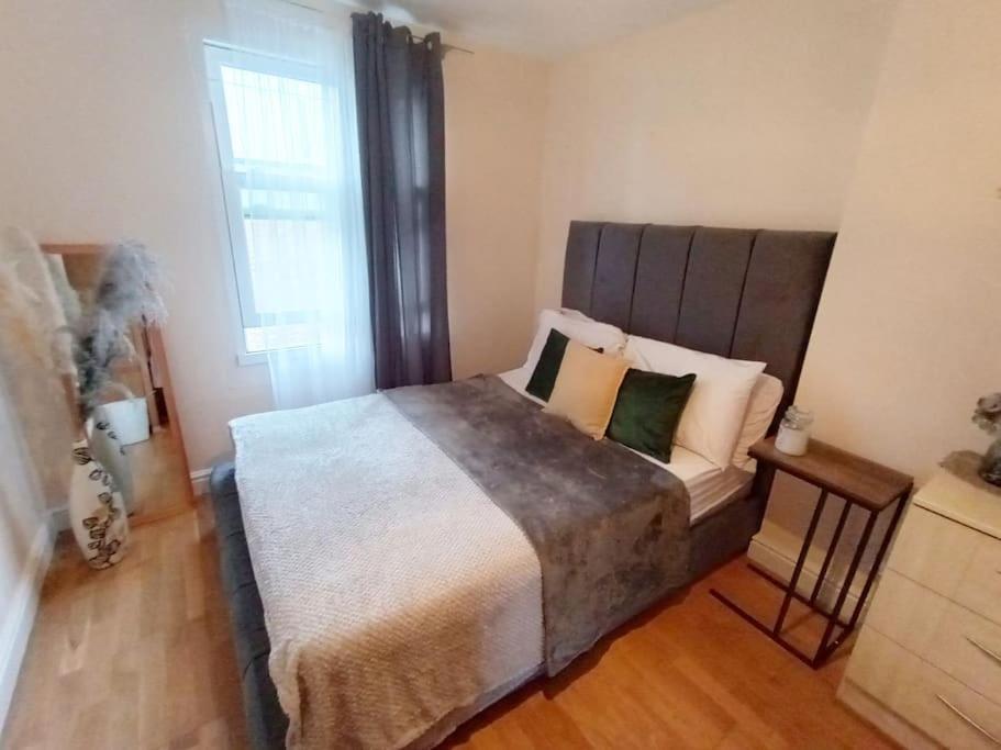 Appartement 1- Bedroom Flat In London, Sleeps 4, Good Transport Link Londres