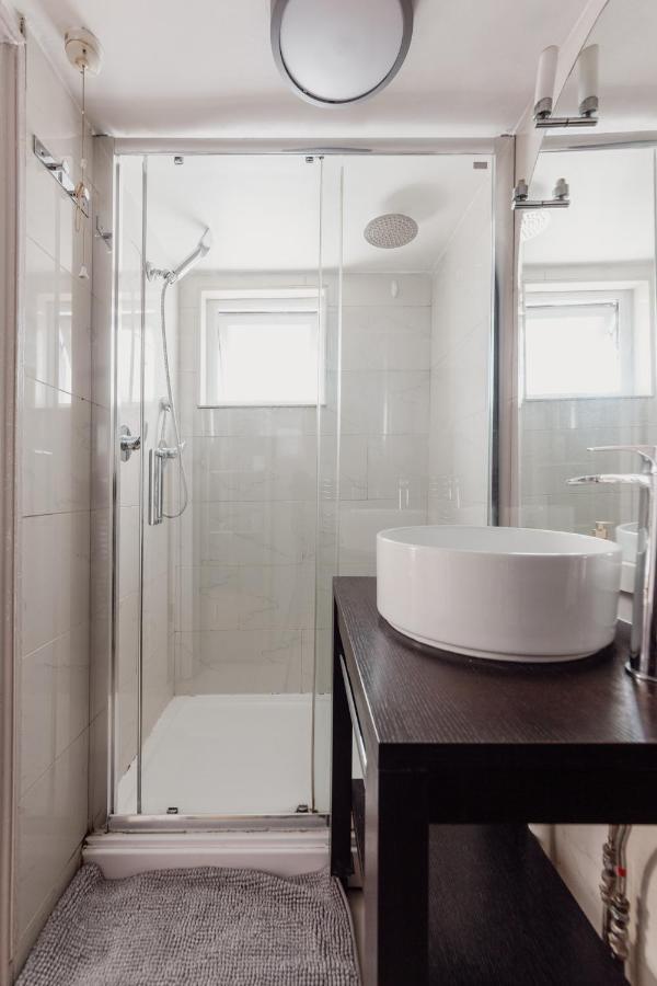Charming & Beautiful 2 Bed Flat In Zone 1 *