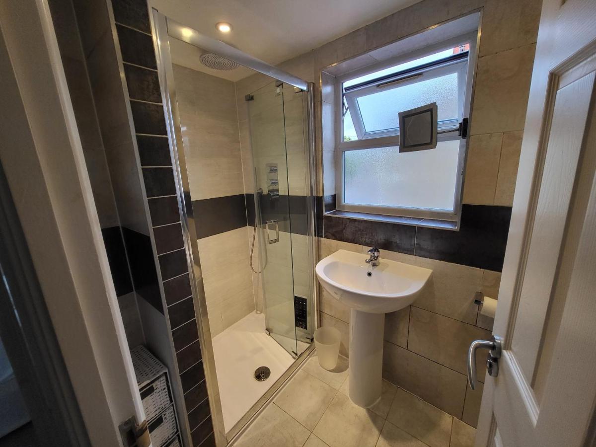 Large 4 Bedroom House In Appartement Londres