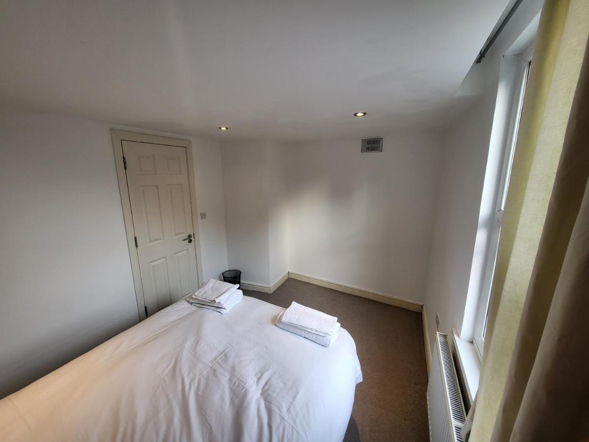 Large 4 Bedroom House In Appartement