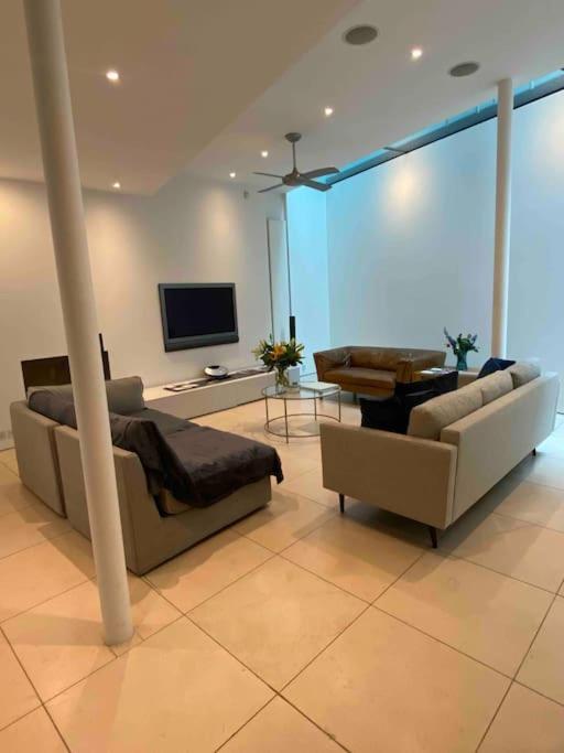 Stunning 4 Bed Mews House With Patio * Londres