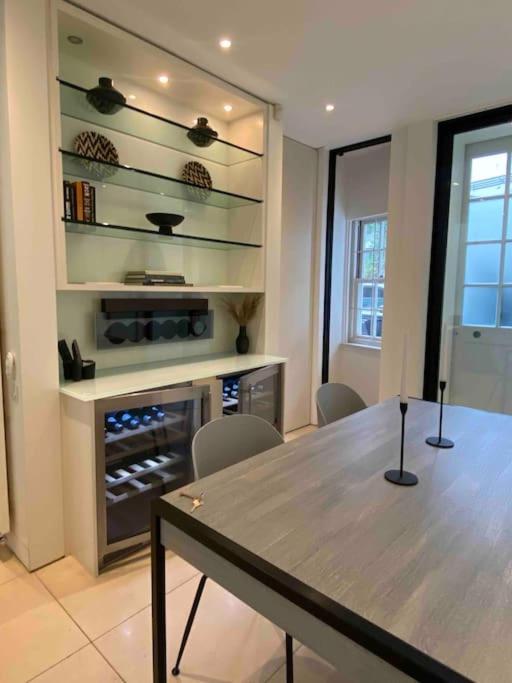 Casa de Férias Stunning 4 Bed Mews House With Patio Londres
