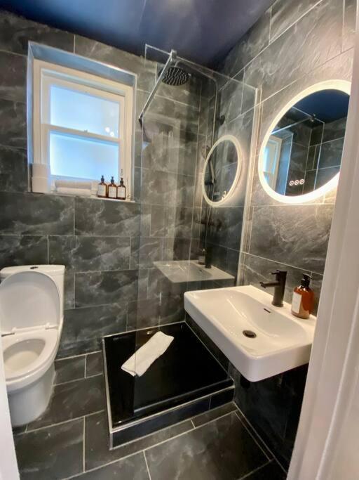For 3 Near Regents Park N5 *