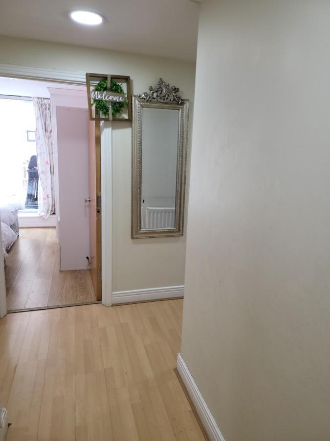 Apartment 3 Bedrooms 2 Baths, Overlooking The River Near Excel, O2, Airport - Sleeps Up To 6 *