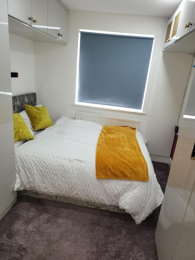 Apartment 3 Bedrooms 2 Baths, Overlooking The River Near Excel, O2, Airport - Sleeps Up To 6 London