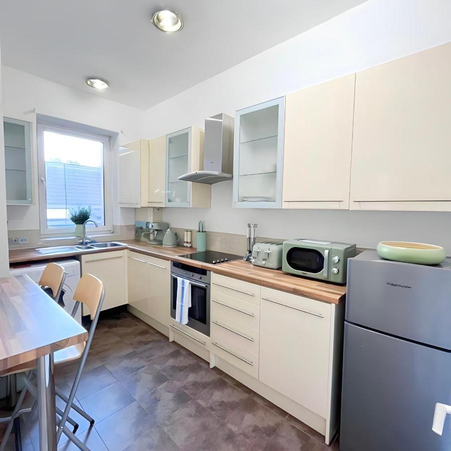 Jb Clapham, Perfect For Appartement