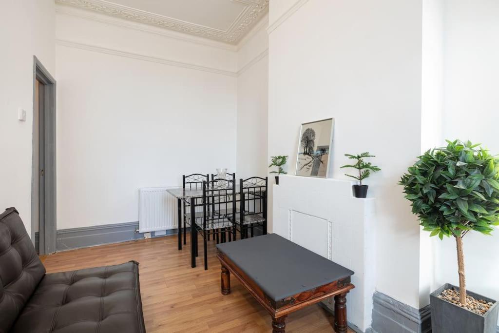 Appartement 2a - Bright & Airy 2 Bed Flat - 20 Mins To
