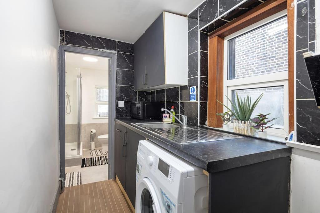 2a - Bright & Airy 2 Bed Flat - 20 Mins To Appartement