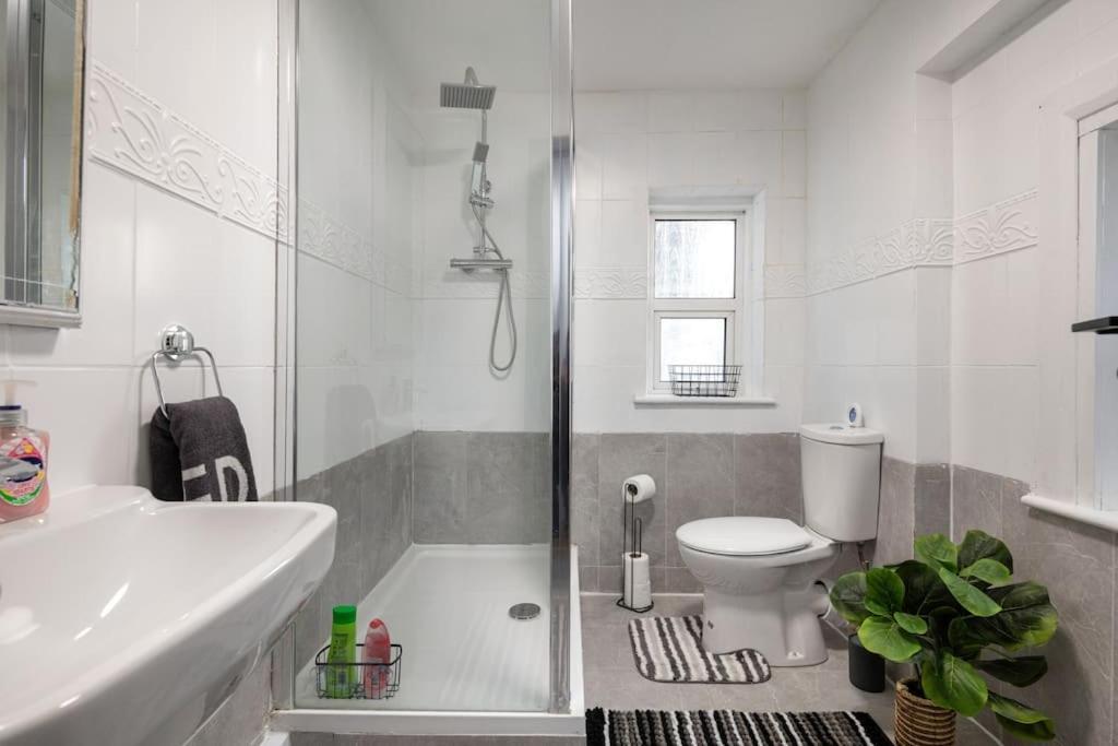 Appartement 2a - Bright & Airy 2 Bed Flat - 20 Mins To *