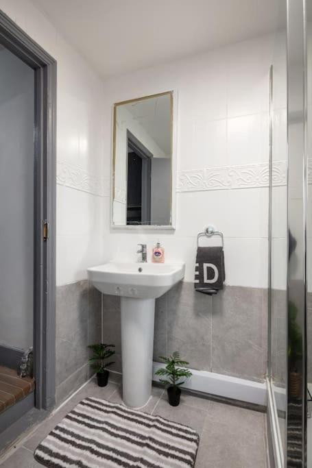 2a - Bright & Airy 2 Bed Flat - 20 Mins To Appartement Londen