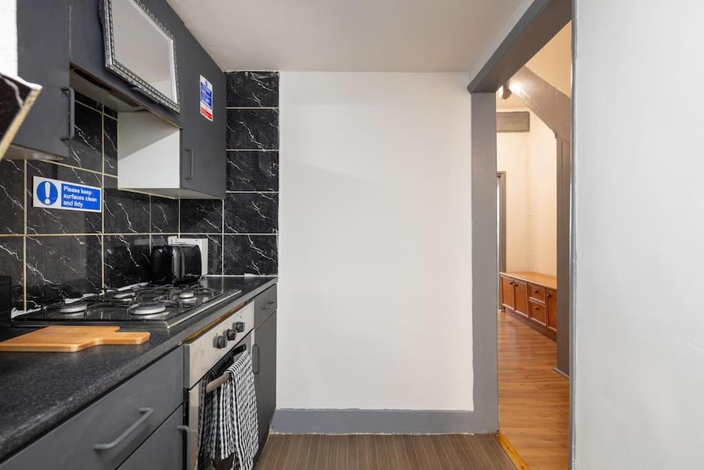 Appartement 2a - Bright & Airy 2 Bed Flat - 20 Mins To Londen