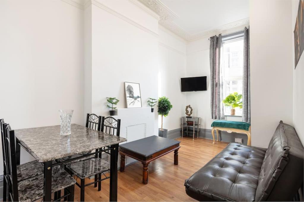 2a - Bright & Airy 2 Bed Flat - 20 Mins To * Londen