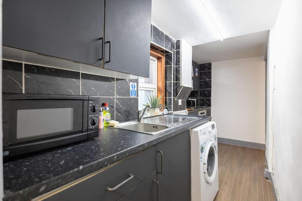 2a - Bright & Airy 2 Bed Flat - 20 Mins To Appartement Londen