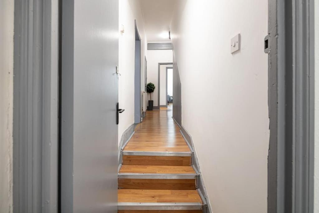 2a - Bright & Airy 2 Bed Flat - 20 Mins To Appartement